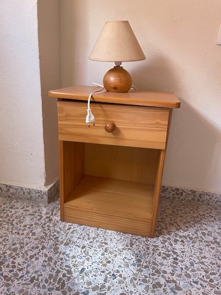 Cama individual de madera con mesita y armario