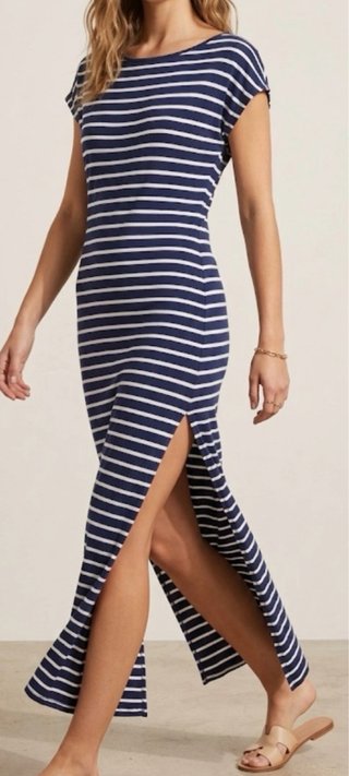 Abito mare a righe blu e bianche.