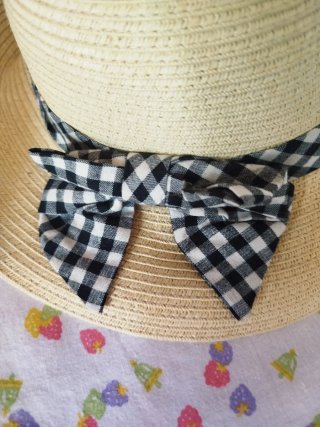 Sombrero de paja para niña con un lazo a cuadros.