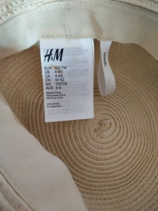 Sombrero de paja para niña con un lazo a cuadros.