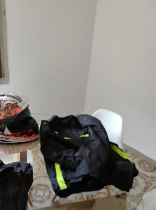 Chaqueta de moto negra y amarilla