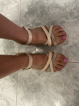 Sandalias beige con cuña y detalles plateados