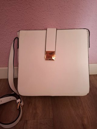 Bolso Blanco con Detalle Dorado