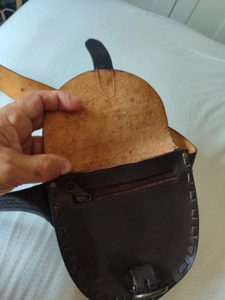Bolso de cuero marrón con correa