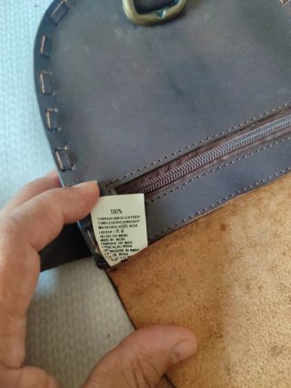 Bolso de cuero marrón con correa