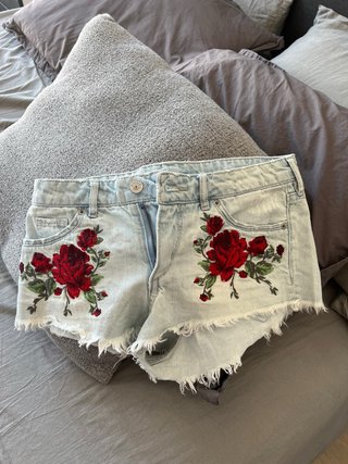 Shorts vaqueros con rosas bordadas