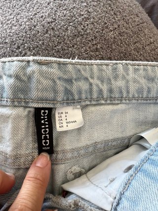 Shorts vaqueros con rosas bordadas