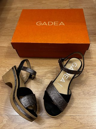 Sandalias GADEA de ante negro y plata