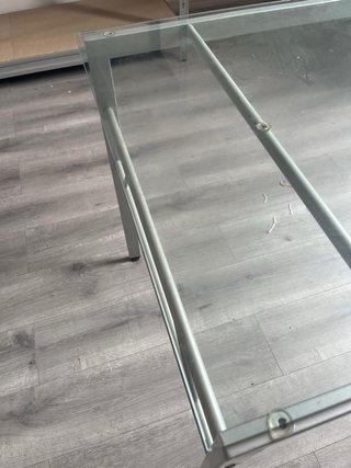 Mesa de cristal templado y metal