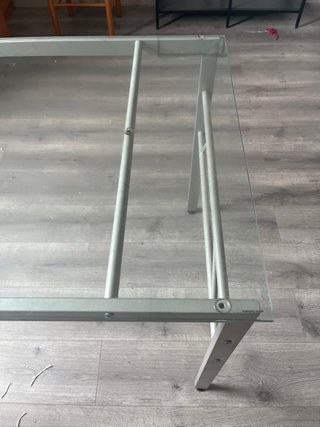 Mesa de cristal templado y metal