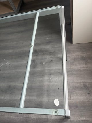 Mesa de cristal templado y metal