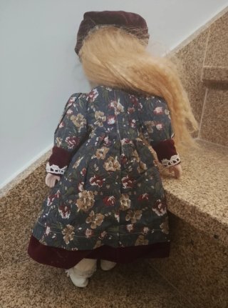 Muñeca de porcelana con vestido floral