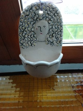 Pezzo in ceramica vintage con volto di donna