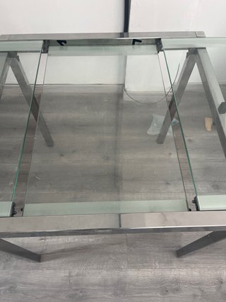 Mesa auxiliar alta cristal y metal