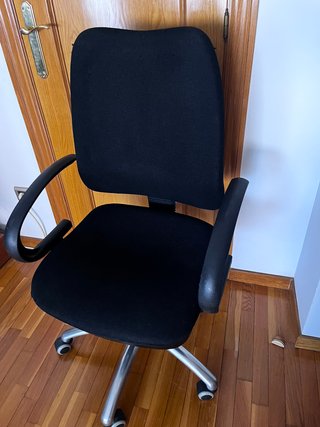 Silla de oficina ergonómica negra