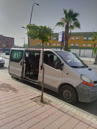 Furgoneta Renault Trafic, 9 plazas.