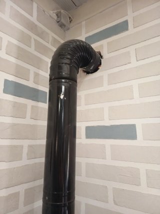 Estufa de leña negra