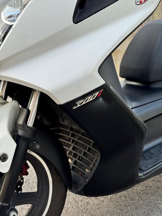 Kymco 300i Maxi Scooter