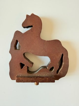 Reloj Cucú Caballo Embellecedo Madera Oscura