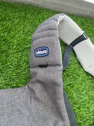 Mochila porta bebés Chicco gris