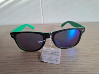 Gafas de sol negras y verdes