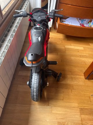 Moto eléctrica infantil roja y negra