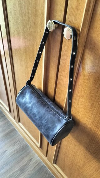 Bolso Cilindro Gris Tachuelas