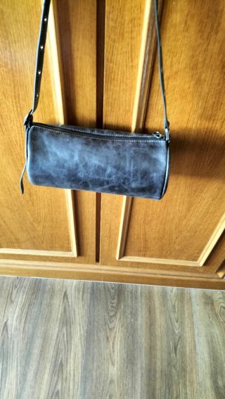 Bolso Cilindro Gris Tachuelas