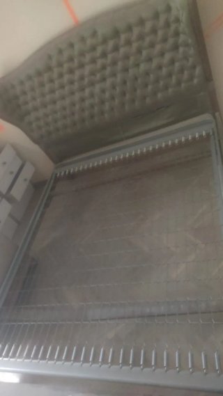 Somier de muelles con estructura y cabecero