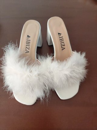 Sandalias de tacón blancas con plumas Ibiza