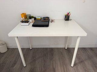 Silla y mesa de escritorio