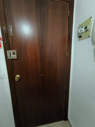 6Puertas Madera, 2 con cristal + 1Entrada Cerrojo