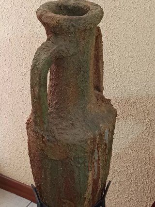 ANTIGUA ÁNFORA CON SOPORTE