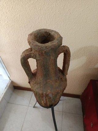 ANTIGUA ÁNFORA CON SOPORTE