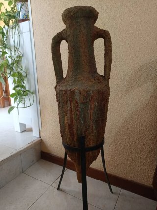 ANTIGUA ÁNFORA CON SOPORTE