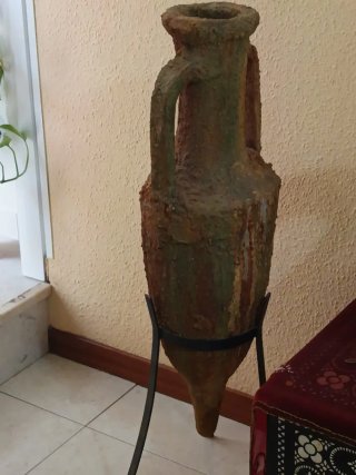 ANTIGUA ÁNFORA CON SOPORTE