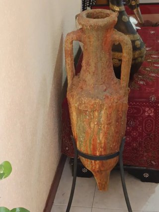 ANTIGUA ÁNFORA CON SOPORTE