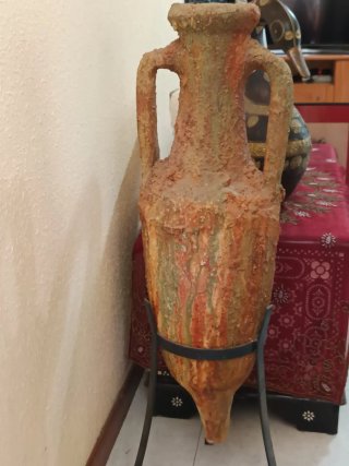 ANTIGUA ÁNFORA CON SOPORTE