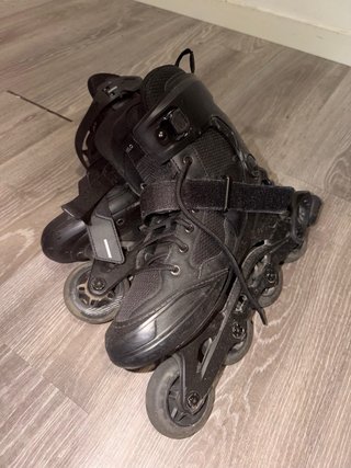 Patines agresivos negros en línea