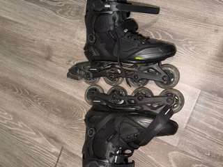 Patines agresivos negros en línea