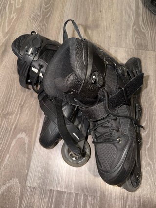 Patines agresivos negros en línea