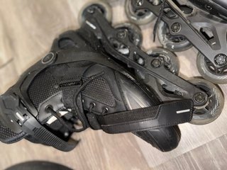 Patines agresivos negros en línea