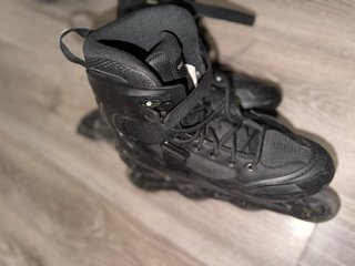 Patines agresivos negros en línea