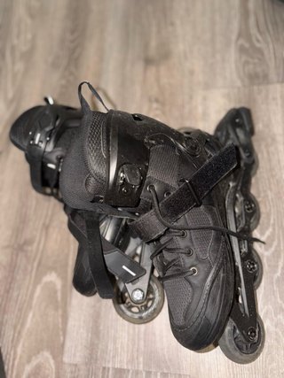Patines agresivos negros en línea