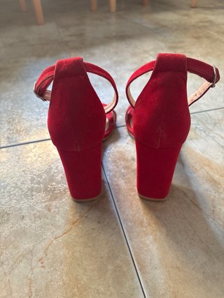Zapatos tacón rojos simil terciopelo