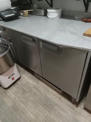 Nevera de 2 puertas con encimera de mármol