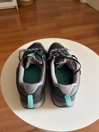Zapatillas trekking negras y turquesa