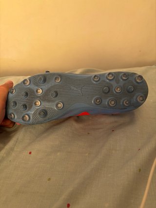 Botas de fútbol tacos azules y rojas