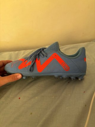 Botas de fútbol tacos azules y rojas