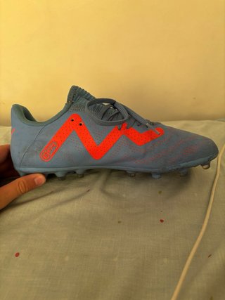 Botas de fútbol tacos azules y rojas